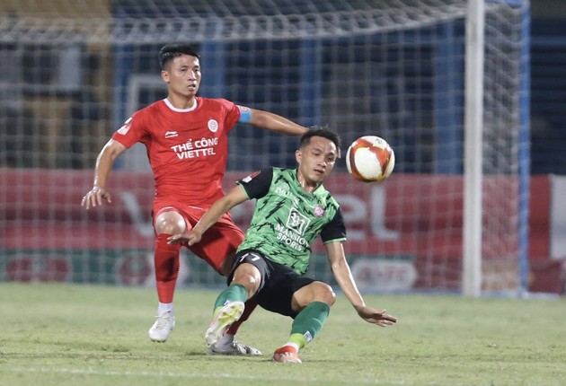 HLV Kim Sang-sik chứng kiến thủ môn Việt kiều tỏa sáng trước Thể Công Viettel