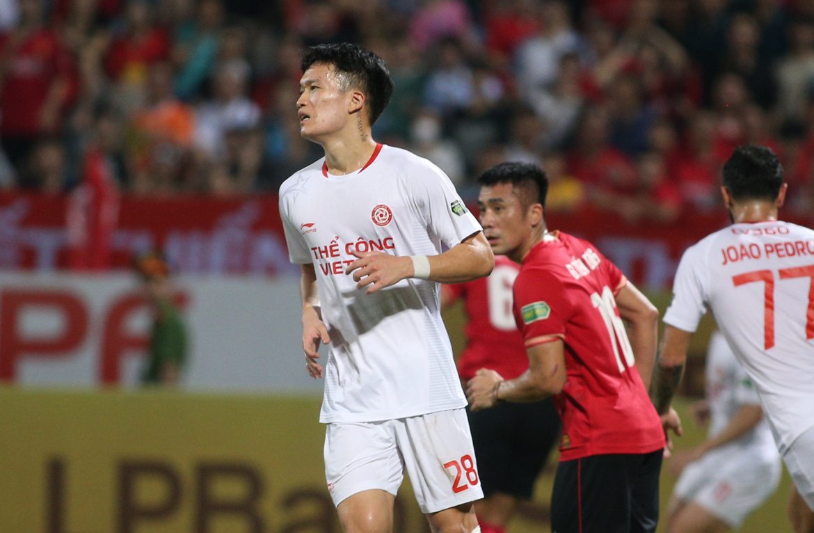 HLV Kim Sang-sik lo sốt vó vì Hoàng Đức