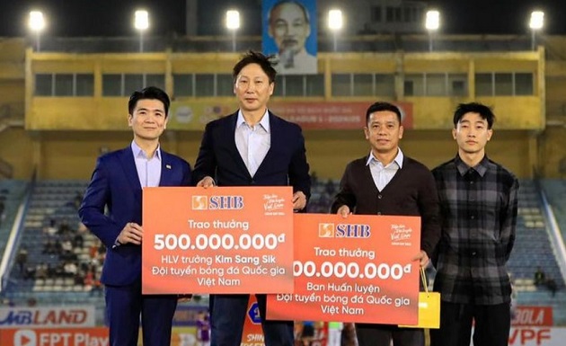 HLV Kim Sang Sik và ban huấn luyện ĐT Việt Nam nhận thưởng xứng đáng từ SHB