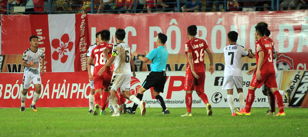 HLV Lê Huỳnh Đức: “Đáng lẽ Hải Phòng phải nhận 2 thẻ đỏ”