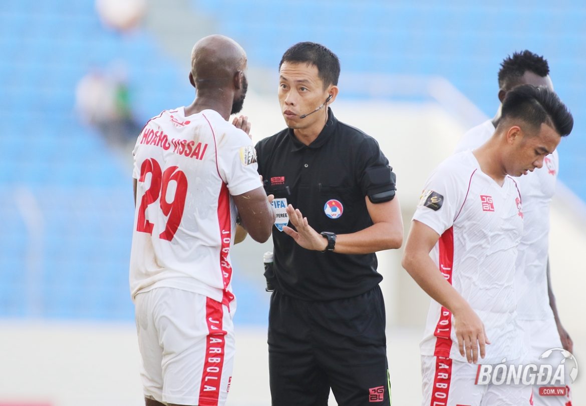 HLV Lê Huỳnh Đức: “Nếu trọng tài cứng hơn, tiền đạo Hải Phòng phải nhận thẻ đỏ”