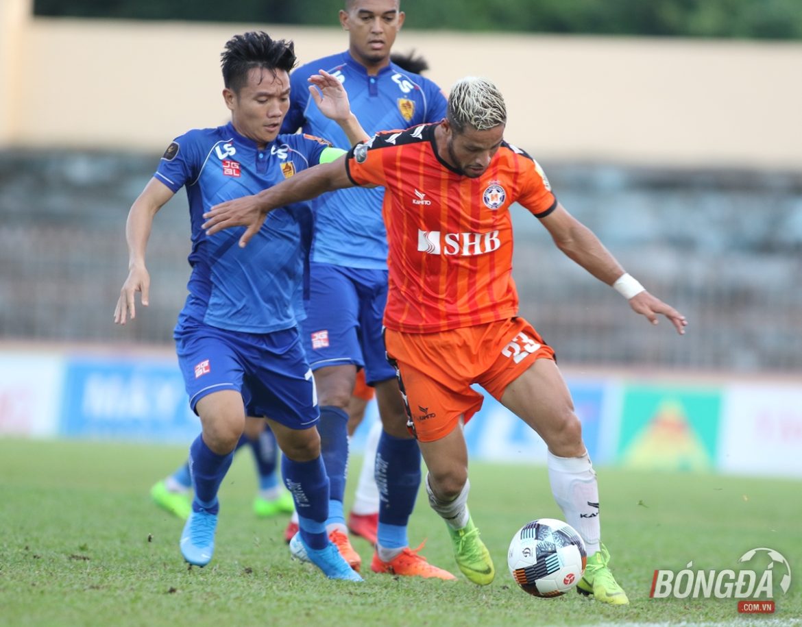 HLV Lê Huỳnh Đức: “Tấn Sinh đáng lẽ bị thẻ đỏ trực tiếp”