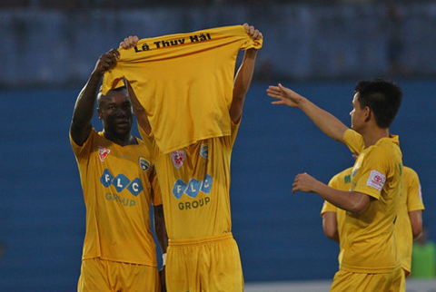 HLV Lê Thụy Hải được trò cũ tại FLC Thanh Hóa tri ân