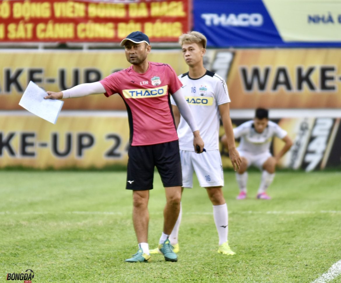 HLV Lee Tae-hoon không nghĩ chuyện áp lực, tiết lộ khả năng sử dụng Văn Thanh