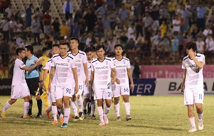 HLV Lee Tae-hoon và hành trình cô độc tìm lời giải cho hàng thủ HAGL