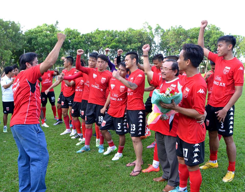 HLV Minh Phương có điểm số đầu tiên với Long An