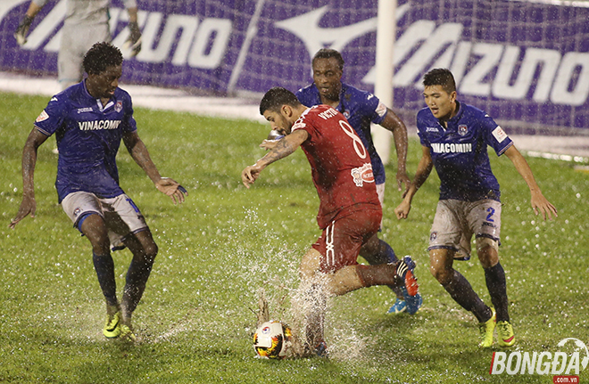 HLV Miura đứng hình khi nhìn đội bóng của Công Vinh thua ngược