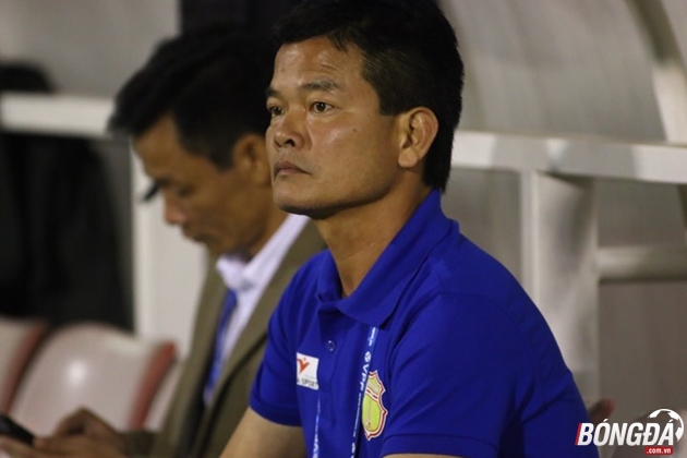 HLV Nguyễn Văn Sỹ: “Trọng tài nặng tay khi cho thẻ cầu thủ chúng tôi”