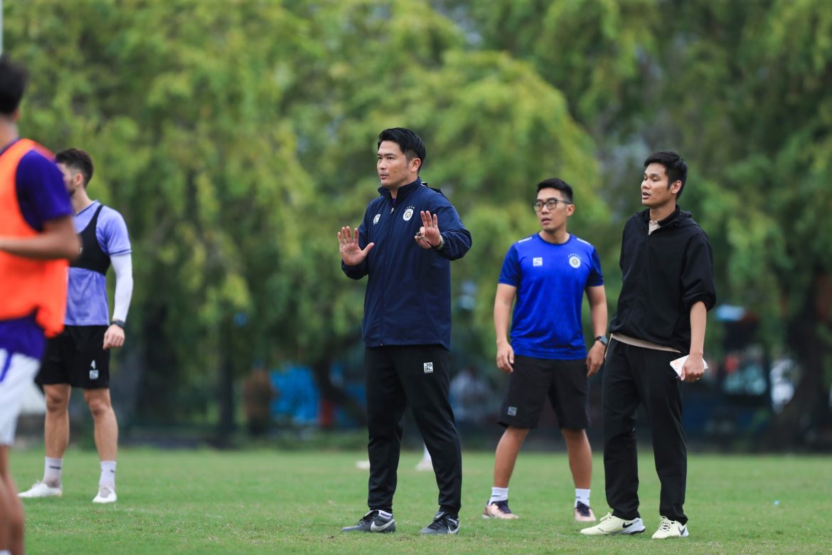 HLV Nhật Bản muốn CLB Việt Nam đá như Man City, Tottenham