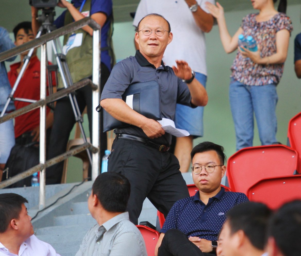 HLV Park Hang-seo an ủi học trò cưng sau thất bại đầu tiên tại V-League