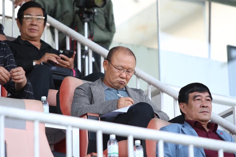 HLV Park Hang-seo không thể ngủ gật khi xem “gà nòi” bầu Đức ra đòn