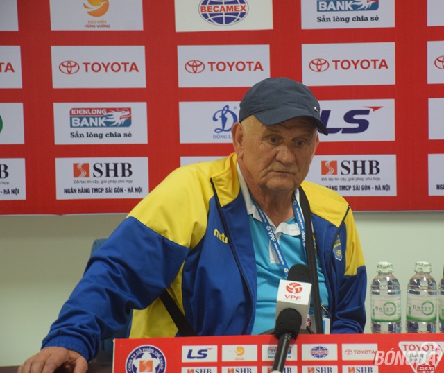 HLV Petrovic và Hoàng Văn Phúc thi nhau đổ lỗi cho trọng tài