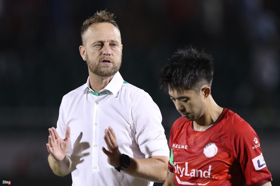 HLV Polking đang làm việc với một CLB V-League