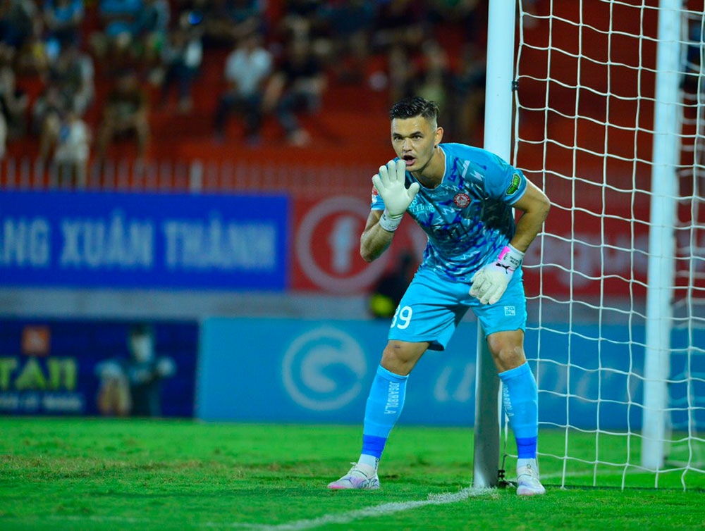 HLV Popov lại nhận thẻ, Thanh Hóa chìm sâu khủng hoảng