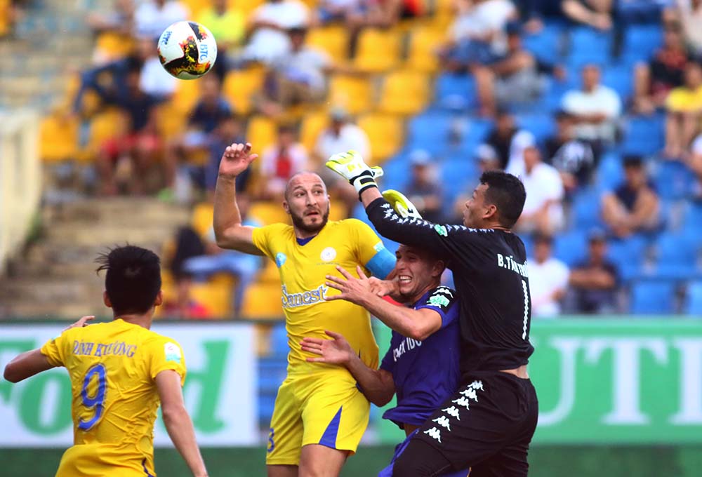 HLV Trần Minh Chiến tin tưởng 100% thủ môn Tấn Trường mắc lỗi chuyên môn