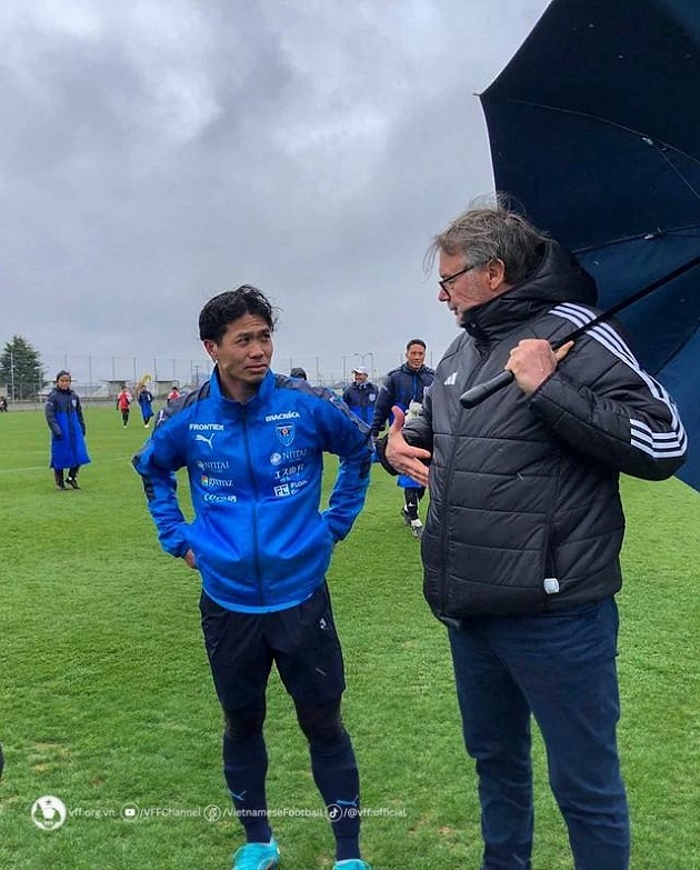 HLV Troussier sang Nhật Bản gặp Công Phượng; Tấn Tài chất vấn Kiatisuk