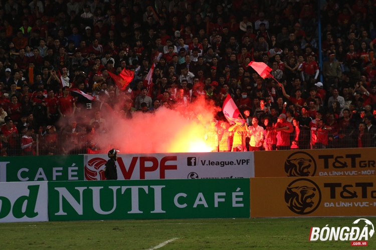 HLV Trương Việt Hoàng: Trận đấu còn tiếp diễn, CĐV còn đốt pháo