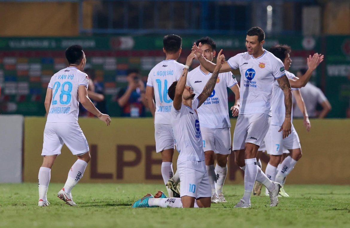 HLV V-League than thở: “Tháng 5 chúng tôi đá đến 8 trận, trung bình 4 ngày/trận”