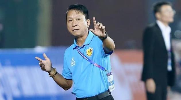 HLV Văn Sỹ Sơn xin từ chức sau trận thua Đà Nẵng