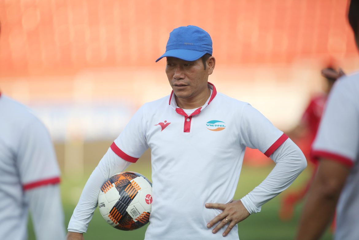 HLV Viettel: “Thẻ vàng thứ hai là hơi nặng tay”