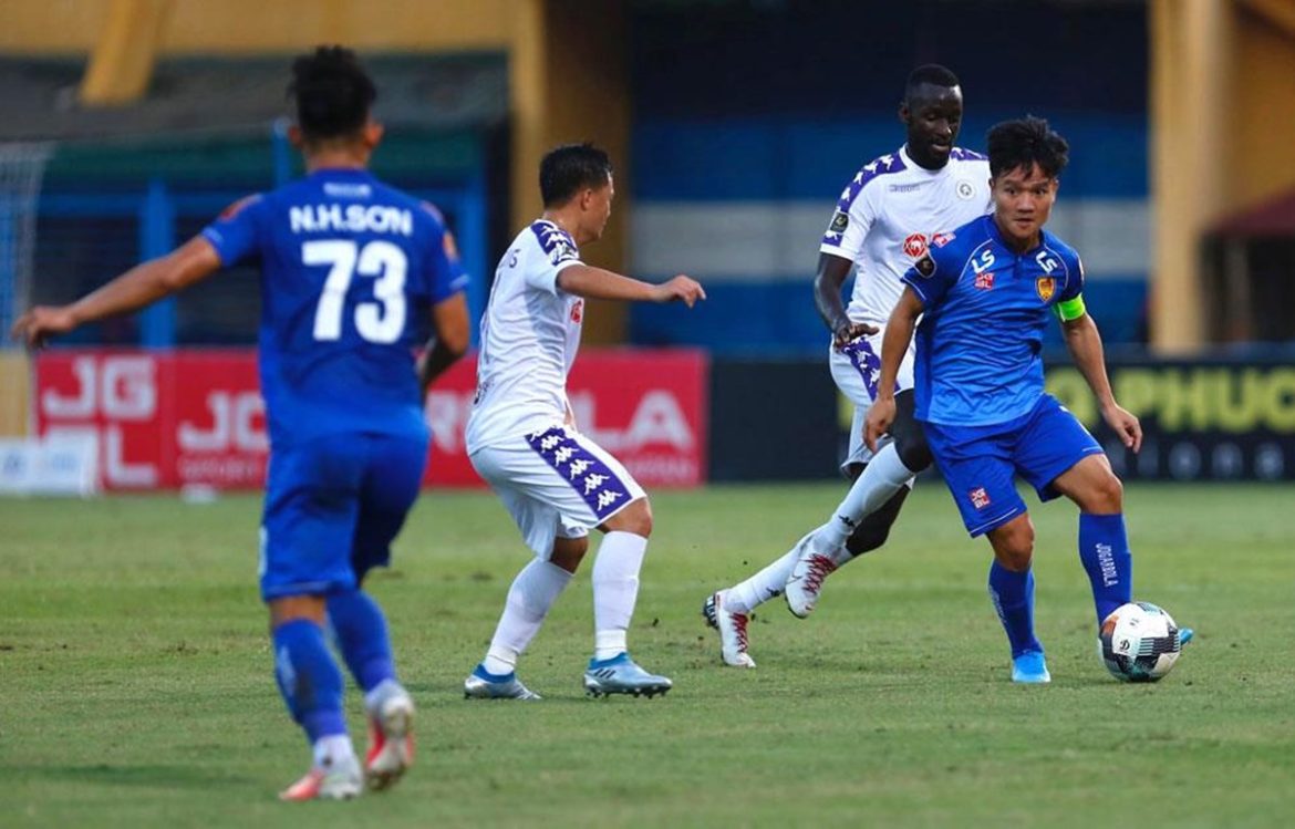 HLV Vũ Hồng Việt từ chức và chuyện lạ của nhà vô địch Quảng Nam