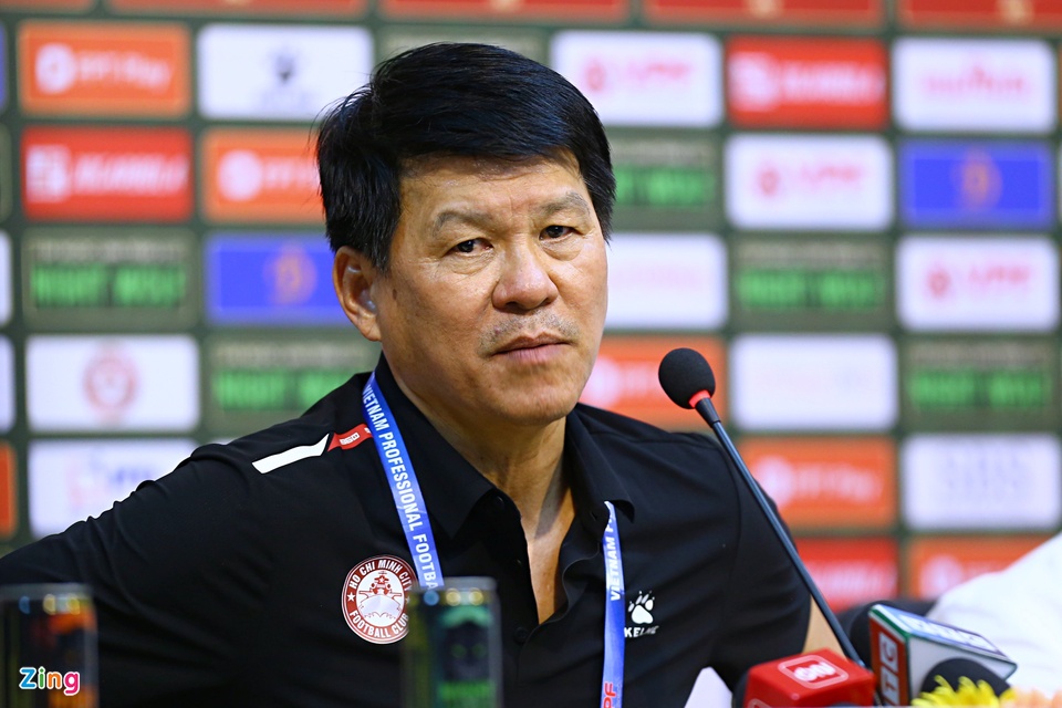 HLV Vũ Tiến Thành chê trách trọng tài khi thua SLNA