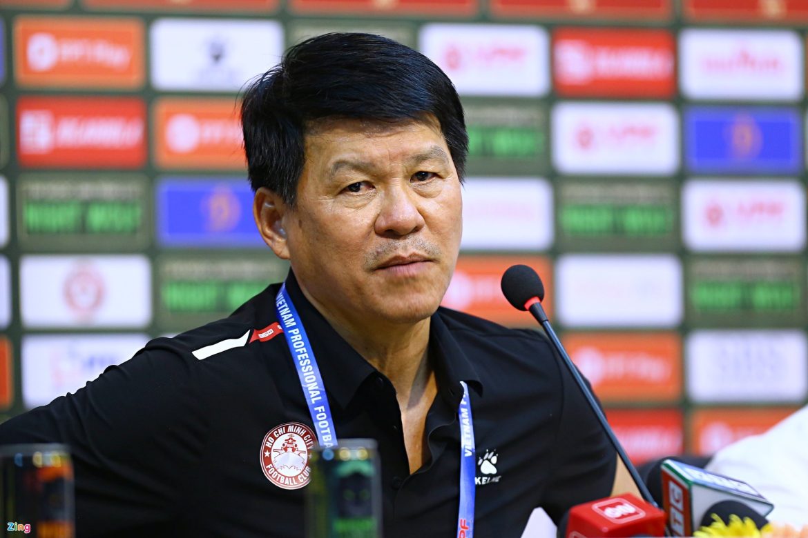 HLV Vũ Tiến Thành: Cứ đá với Hà Nội là thua vì trọng tài