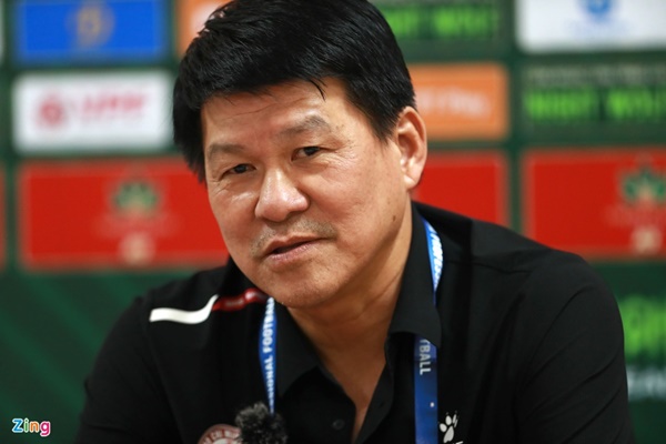 HLV Vũ Tiến Thành: ‘Trọng tài nên xem lại quyết định thổi phạt đền’
