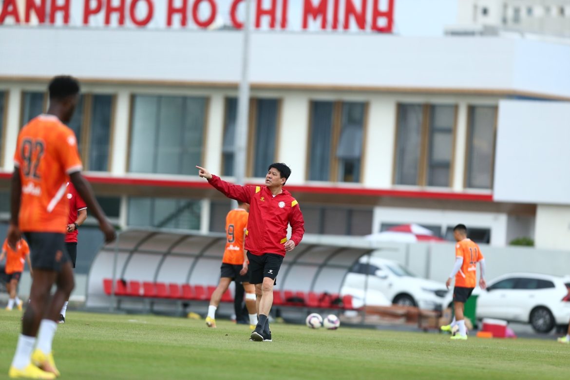 HLV Vũ Tiến Thành: Truyền thông làm CLB TPHCM nổi sóng ngầm