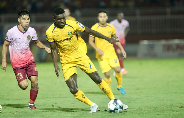 Hồ Tuấn Tài lại ghi bàn, SLNA vẫn bị chia điểm trên sân Vinh