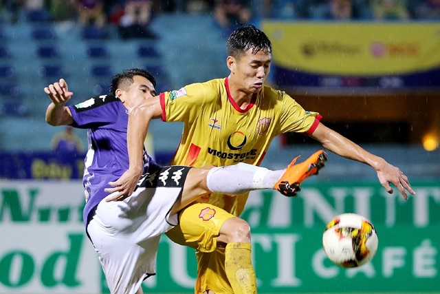 Hòa hú vía Nam Định, bầu Hiển xuống sân “chỉ bài” cho HLV Chu Đình Nghiêm