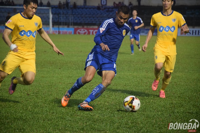 Hòa kịch tính Quảng Nam, FLC Thanh Hóa vững vàng ngôi đầu