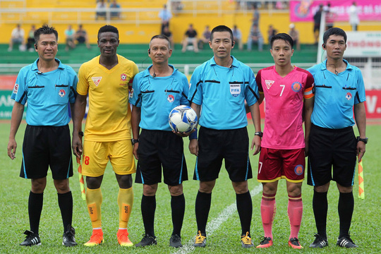 Hòa ngược dòng, CĐV Hải Phòng đốt pháo sáng trên sân Thống Nhất