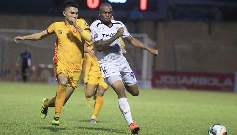 Hoàng Anh Gia Lai nên thay đổi kế hoạch chiêu mộ “ngoại binh”