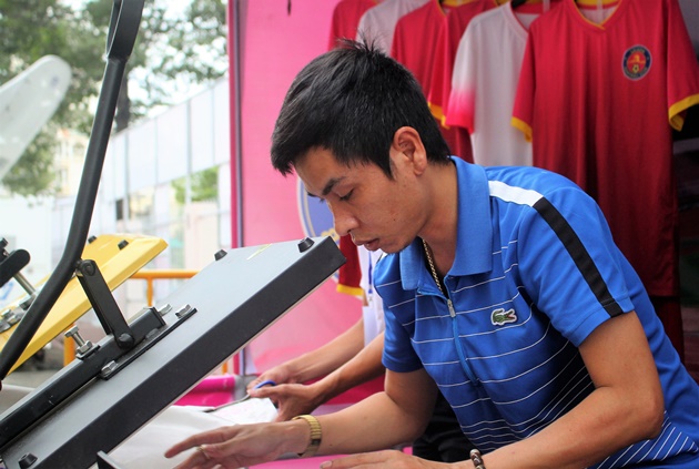 Học Barcelona, CLB Sài Gòn có ê-kip in ấn chuyên nghiệp trận Derby Sài thành