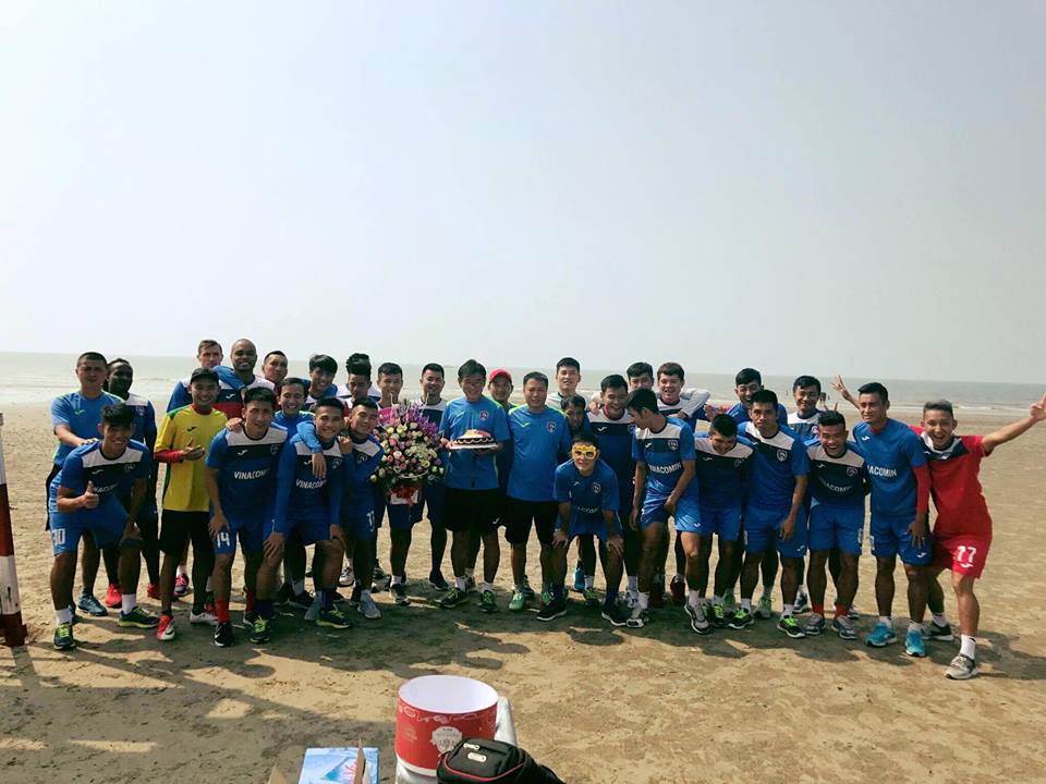 Học trò mừng sinh nhật HLV Phan Thanh Hùng ngay trên bãi biển
