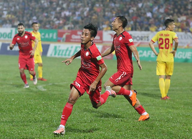 Học trò phản lưới, HLV Nguyễn Văn Sỹ bất lực nhìn Nam Định chìm sâu