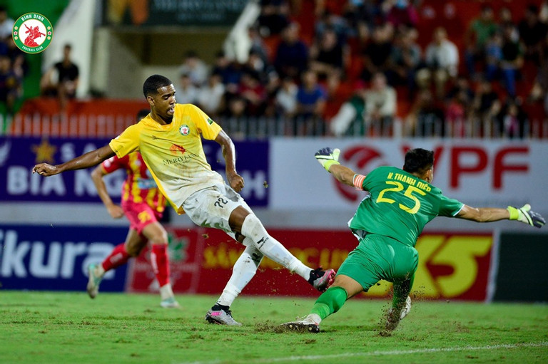 Hỗn loạn từ sân bóng đến khách sạn, CLB Bình Định đối diện án phạt