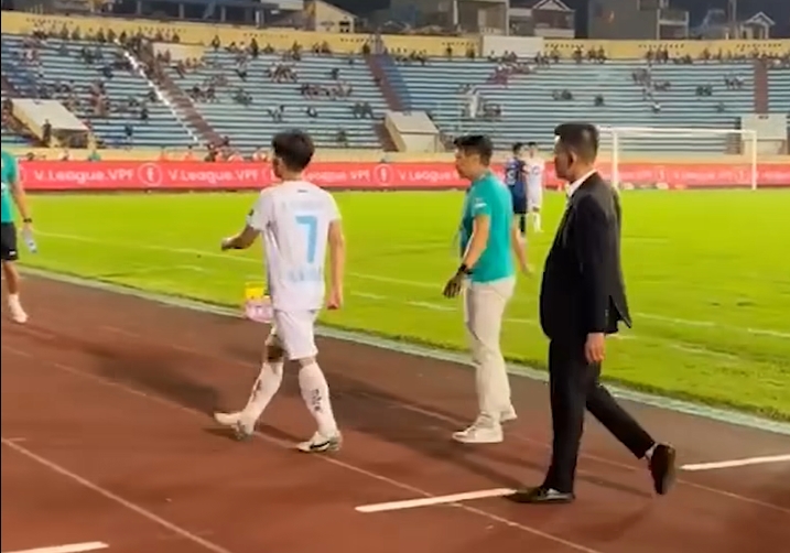 Hồng Duy lên tiếng sau hành động phản cảm với HLV