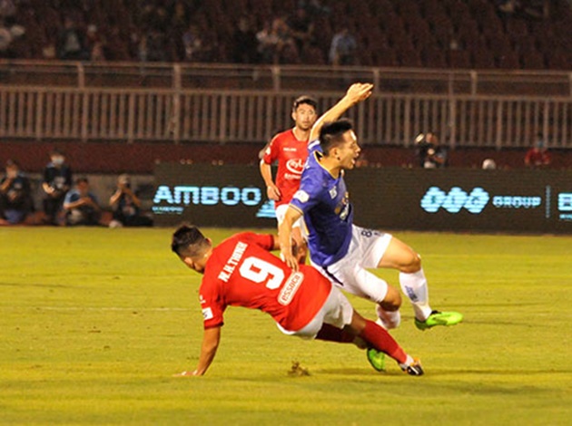 Hùng Dũng gãy chân, HLV Kiatisak nói lời thật lòng về Hoàng Thịnh