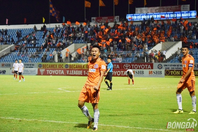 Huy Toàn bật khóc khi ghi bàn thắng tặng mẹ