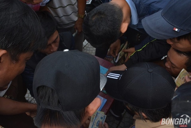 Khán giả Đà Nẵng “khổ sở” mua vé vì HAGL