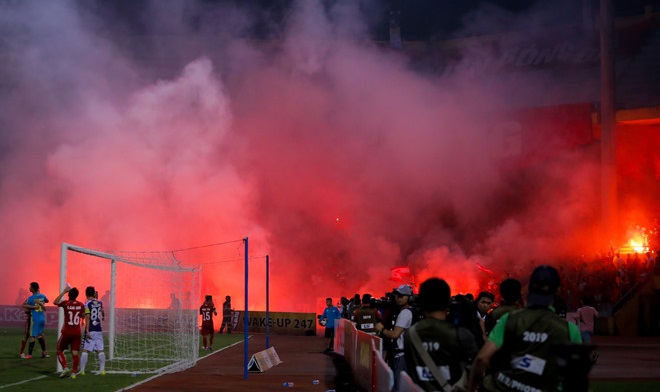 Khán giả quá khích nhuộm đỏ khán đài bằng pháo sáng: Án lệ… và tiền lệ
