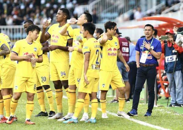 Kiatisak gia hạn cùng HAGL; Tiến Linh phải tập riêng