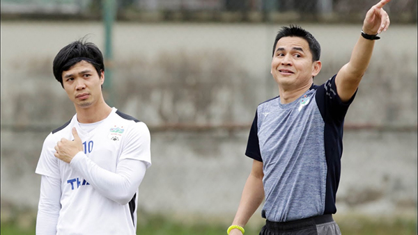 Kiatisak lý giải việc đưa Công Phượng vào sân sớm ở trận CLB TP.HCM