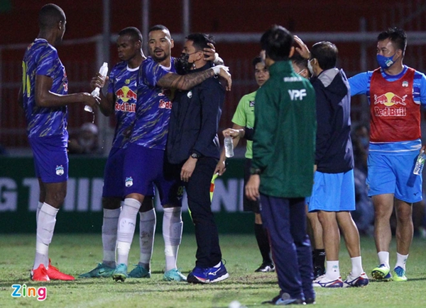 Kiatisuk nói gì khi HAGL chịu 2 quả phạt đền