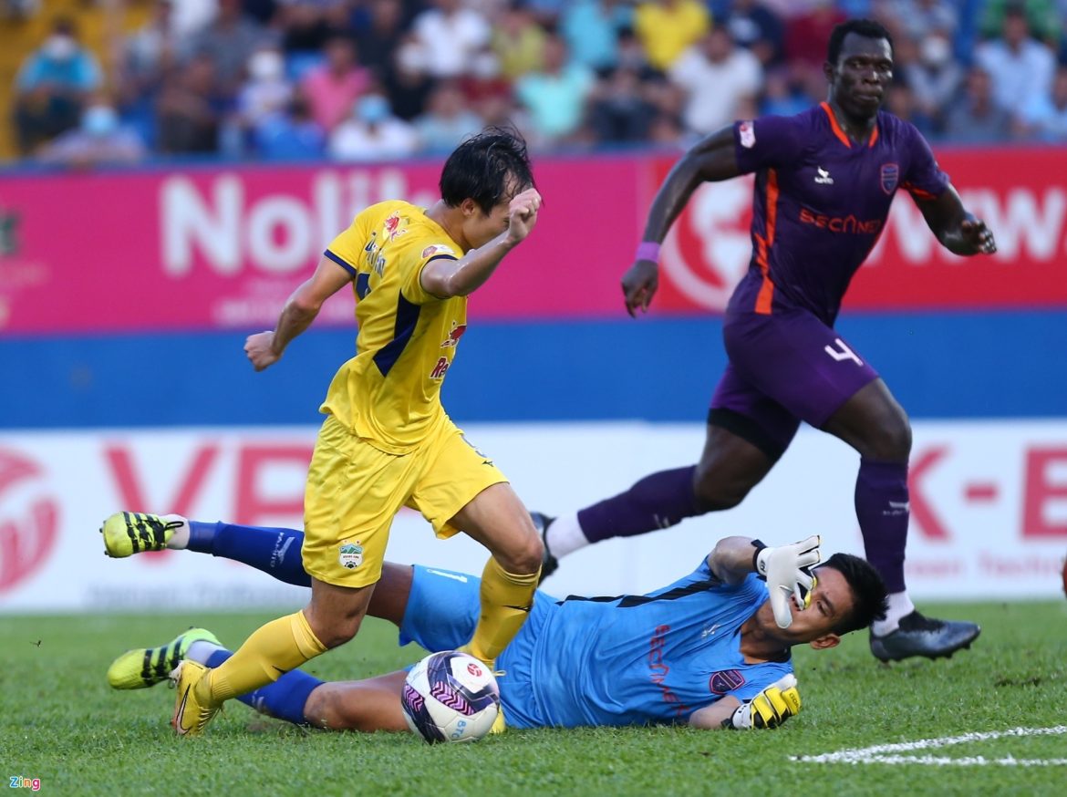 Kiatisuk: Văn Toàn căng thẳng vì chuyển nhượng