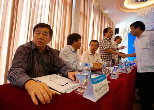 Kiểm soát trọng tài, vướng luật FIFA