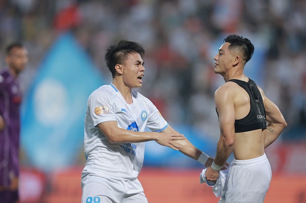 Lâm Ti Phông: “Em cởi áo ăn mừng vì quá cảm xúc”