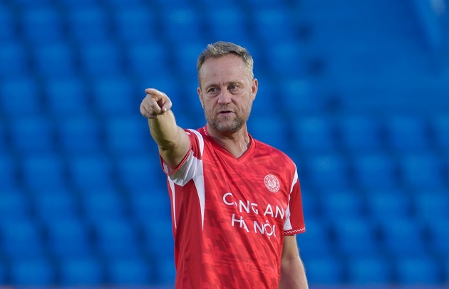 Luật IFAB giải thích vì sao Polking bị phạt thay trợ lý